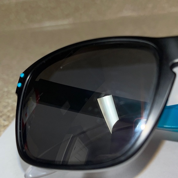 Oakley Holbrook sunglasses model 009102 – K155
Good condition. - Picture 12 of 15